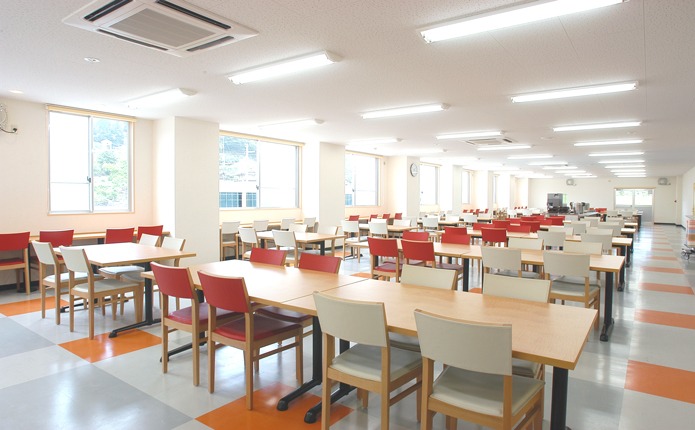 大きな校内食堂はキレイです！